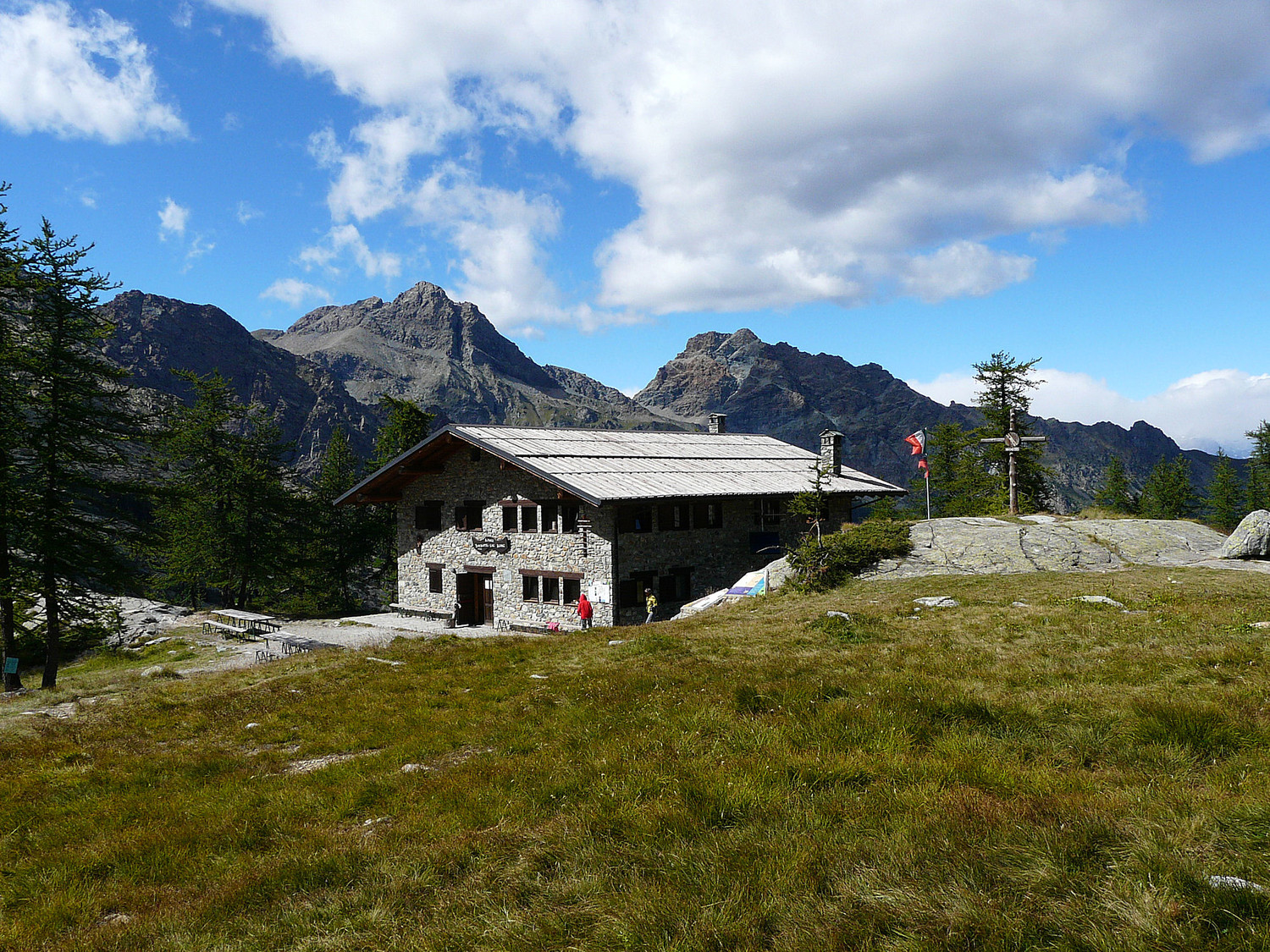 Le refuge Barbustel et le Mont Avic derrière à droite