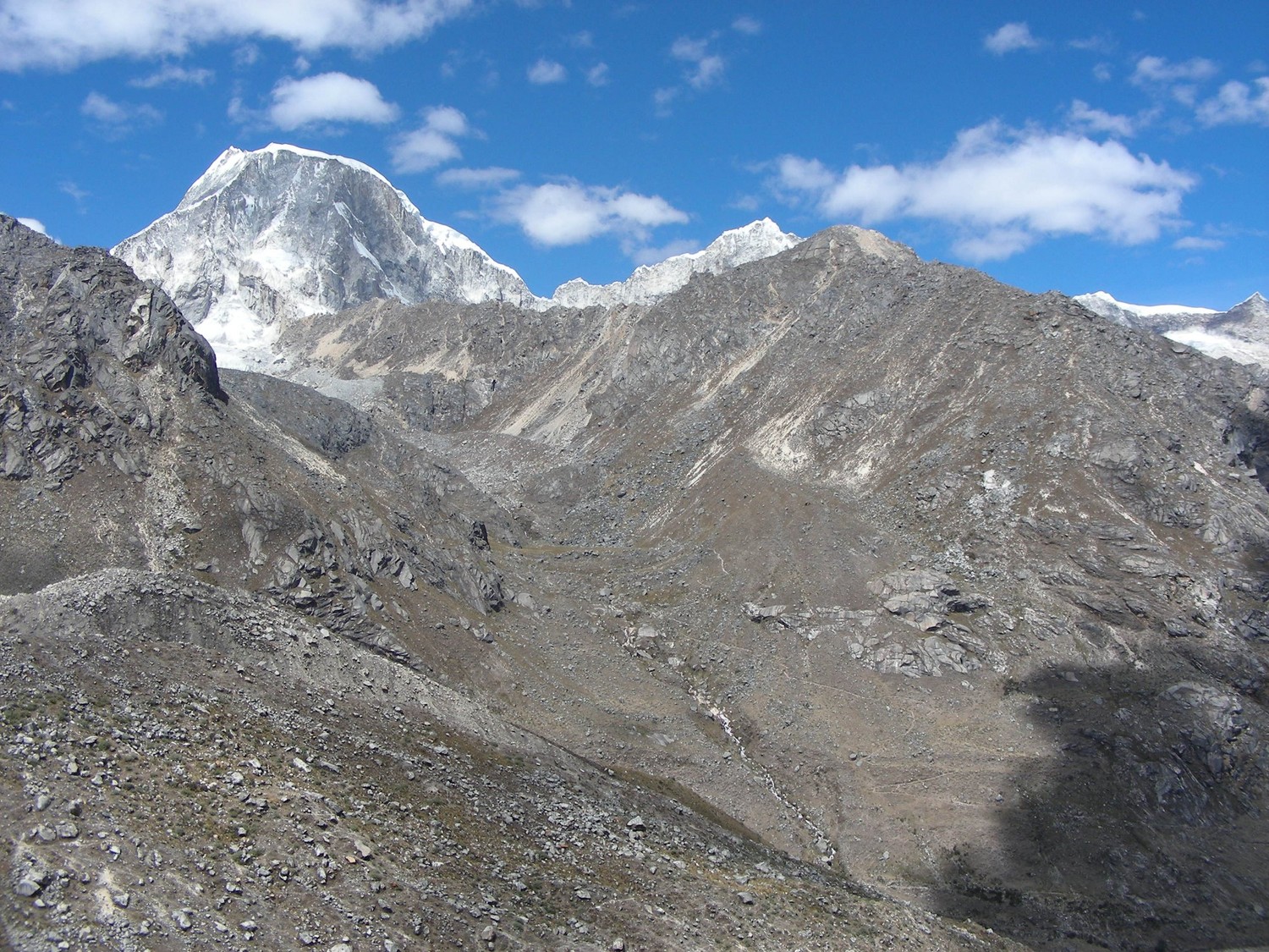 El Ranrapalca y la quebrada que lleva a la laguna Ishinca