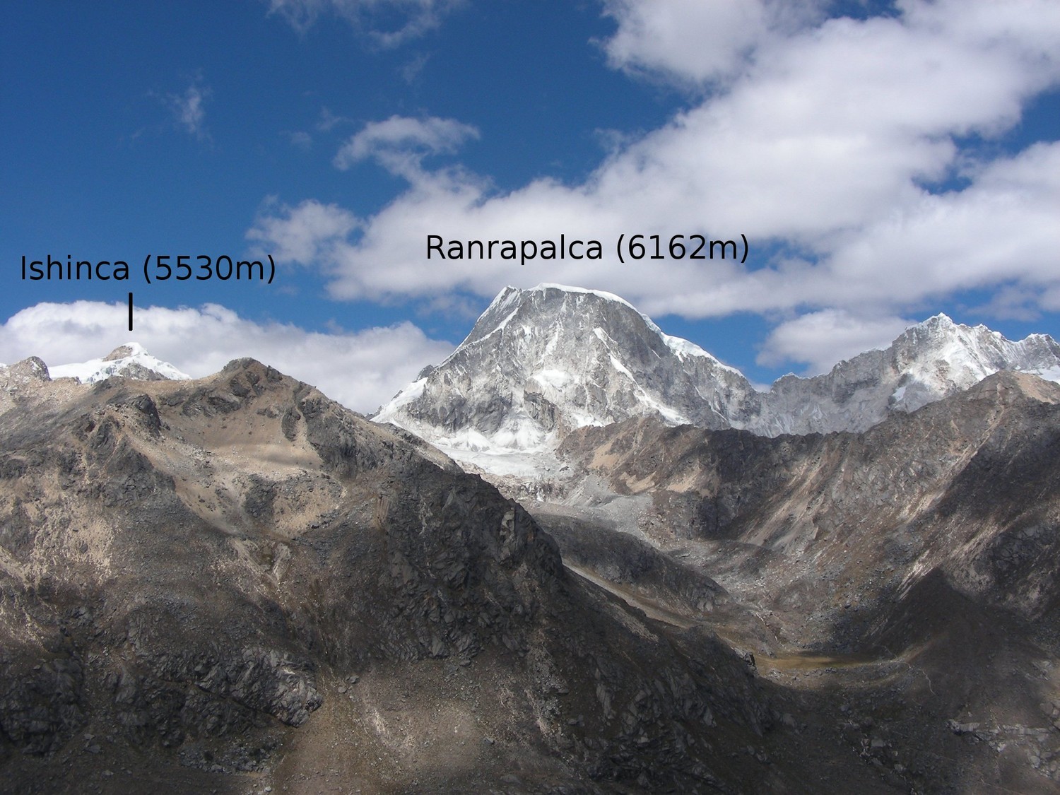Le Ranrapalca et l'Ishinca, vus du N