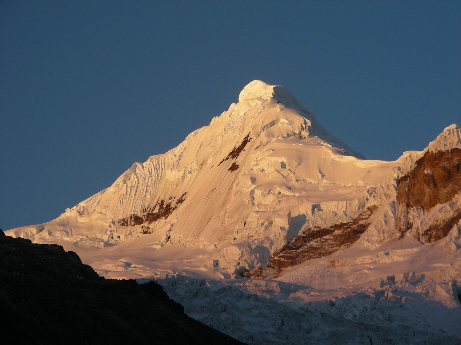 Le Tocllaraju au coucher de soleil