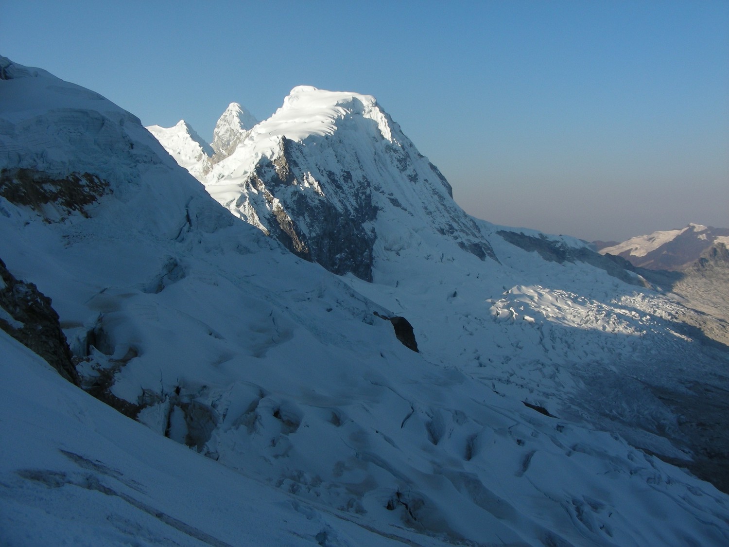 Le Pisco (et sa voie normale) vu depuis le glacier au pied du Huandoy N