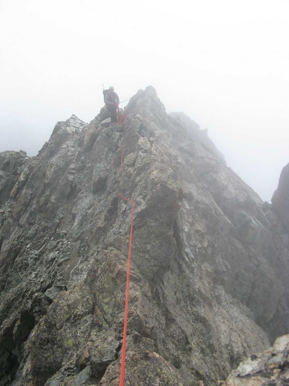 Le petit passage d'arête pour rejoindre le sommet sous les nuages aujourd'hui.