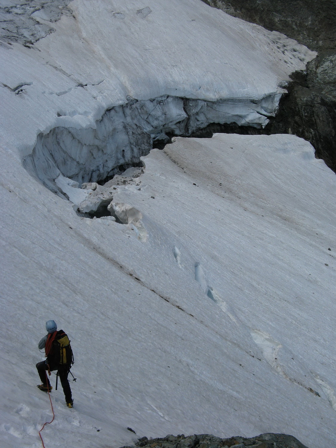 La fameuse crevasse qui sépare l'accès au plateau supérieur du glacier des Bans.