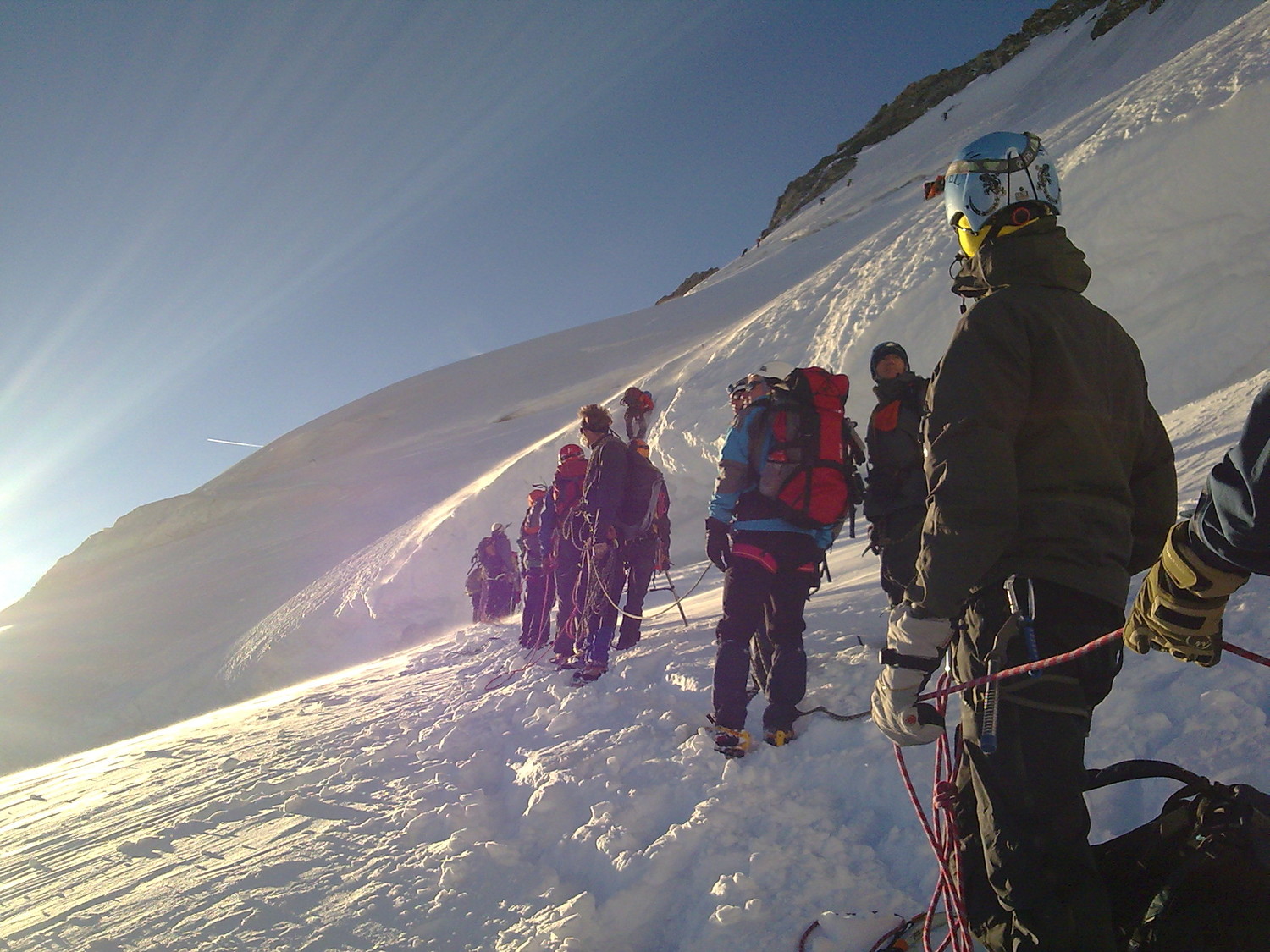 File d'attente pour passer une crevasse équipée d'une échelle