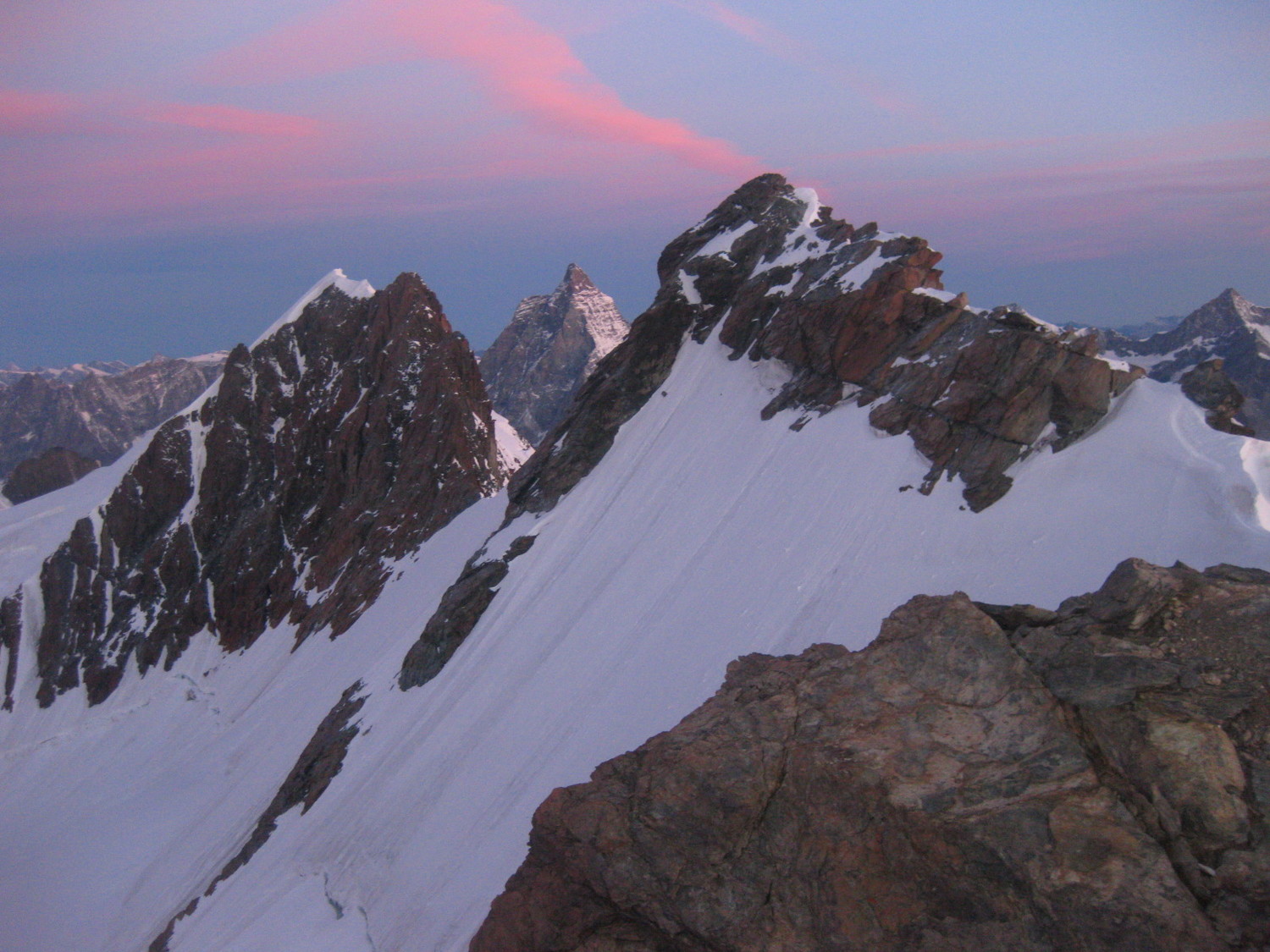 Le Cervin, encerclé par les sommets Ouest et Central du Breithorn d'une part, et le sommet Est du Breithorn d'autre part