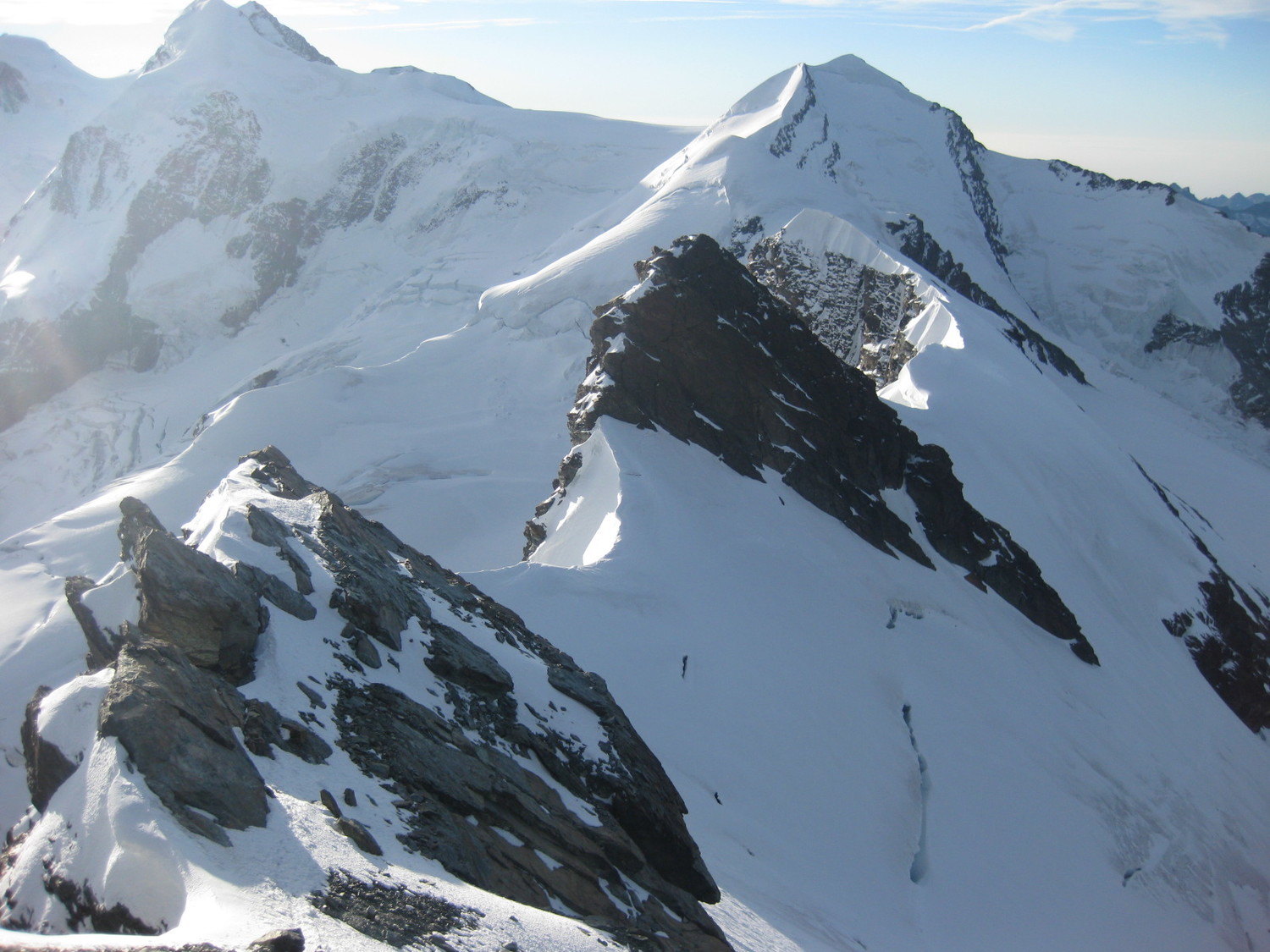 Vue sur le Breithornzwillinge et la Roccia Nera depuis le Breithorn Oriental