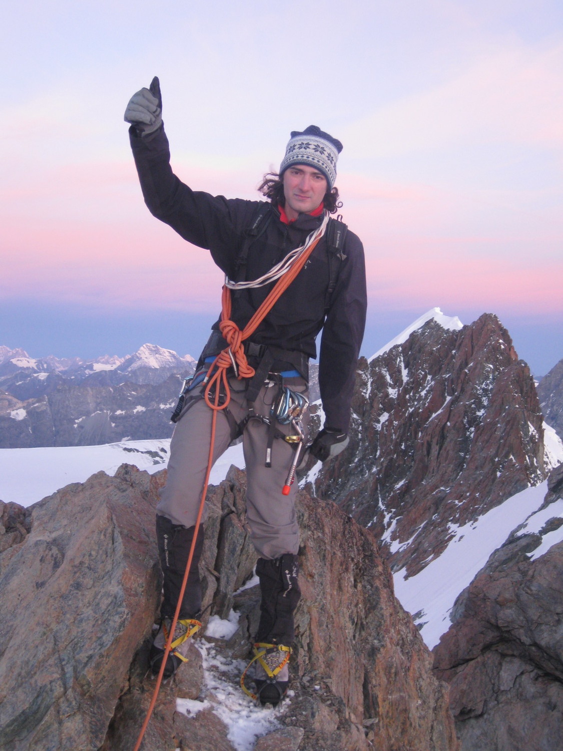 Un alpiniste heureux au sommet du Breithornzwillinge