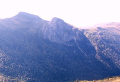 Le Roc h'Hozières vu du Pas de Peyrol