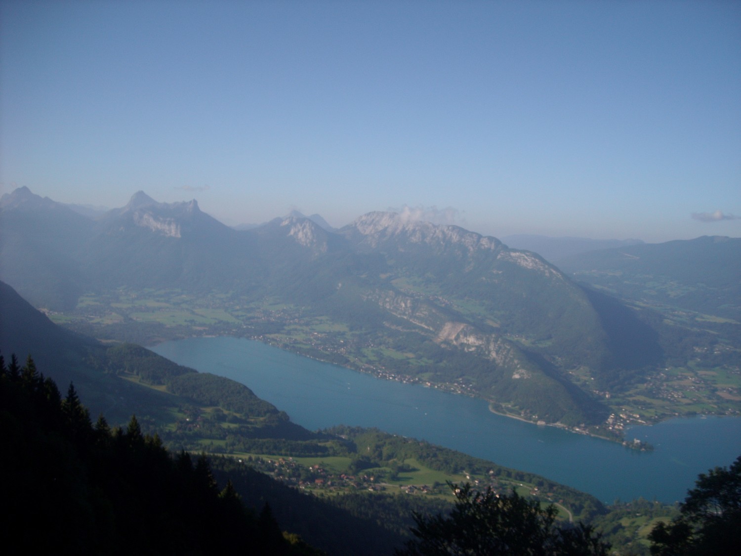 Le lac d'Annecy et le Roc des Boeufs.