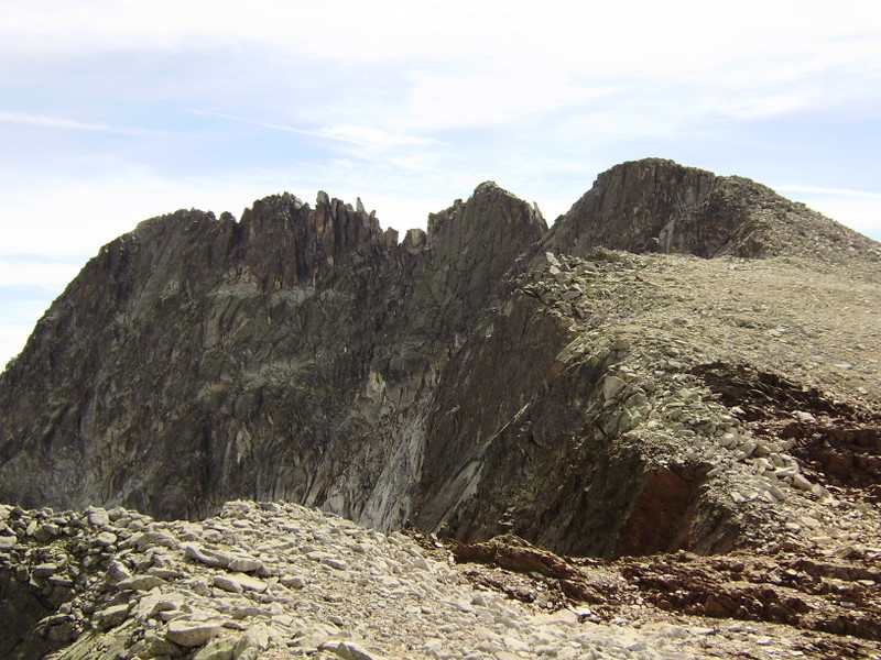 l'arête prise avant le pic Camboué: Pte Lourde Rocheblave (1ier sommet), puis Tour Armengaud, lames de rocher enchevêtrés, antécime et Gourgs Blancs