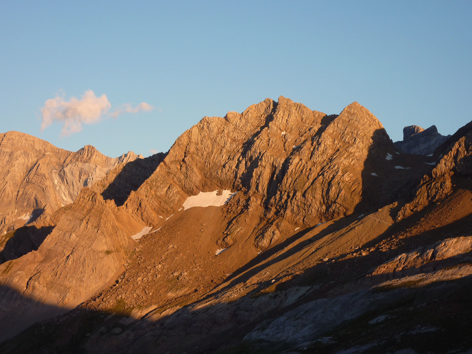 Massif des Sarradets (face noord), col des Sarradets avec la Tour du Marboré qui le domine