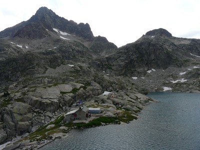 Refuge d'Arrémoulit au pied du Pic Palas Refuge d'Arrémoulit au pied du Pic Palas