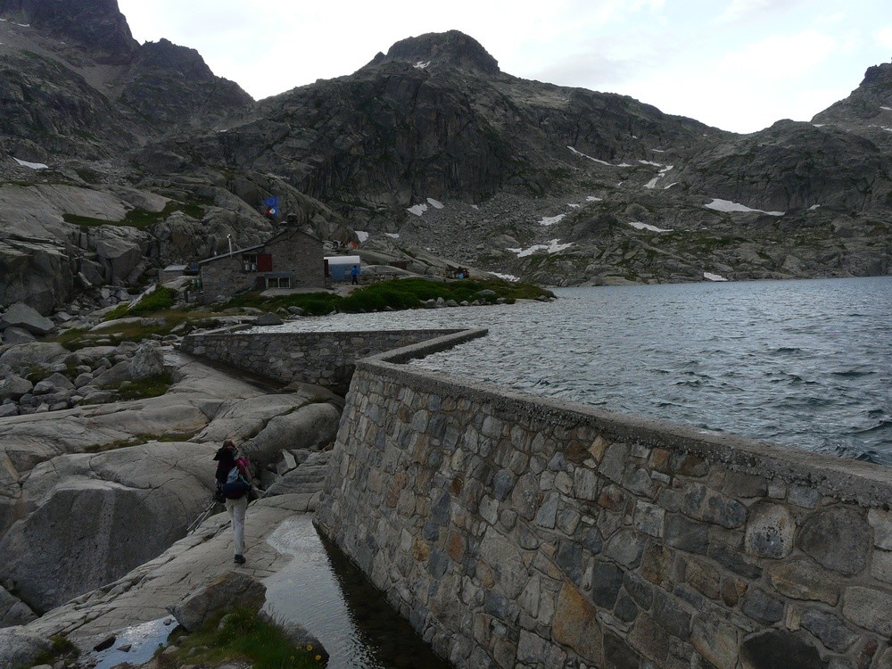 Au pied du barrage du lac d'Arrémoulit