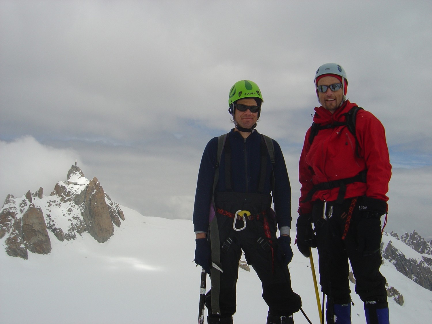 Au sommet avec l'Aiguille du Midi derrière