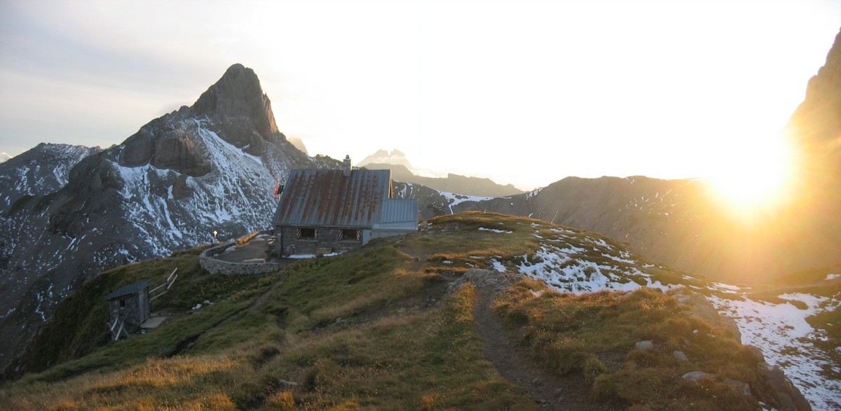 Cabane Rambert devant le Petit Muveran