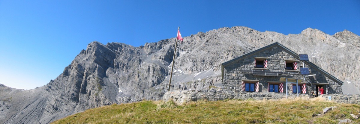 Cabane Rambert devant la face S du Grand Muveran