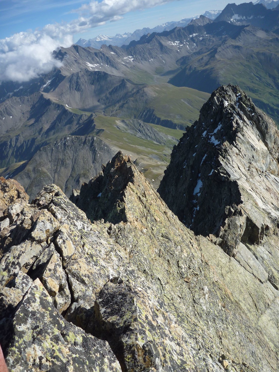 Vue de l'arête depuis le sommet: rappel au petit col