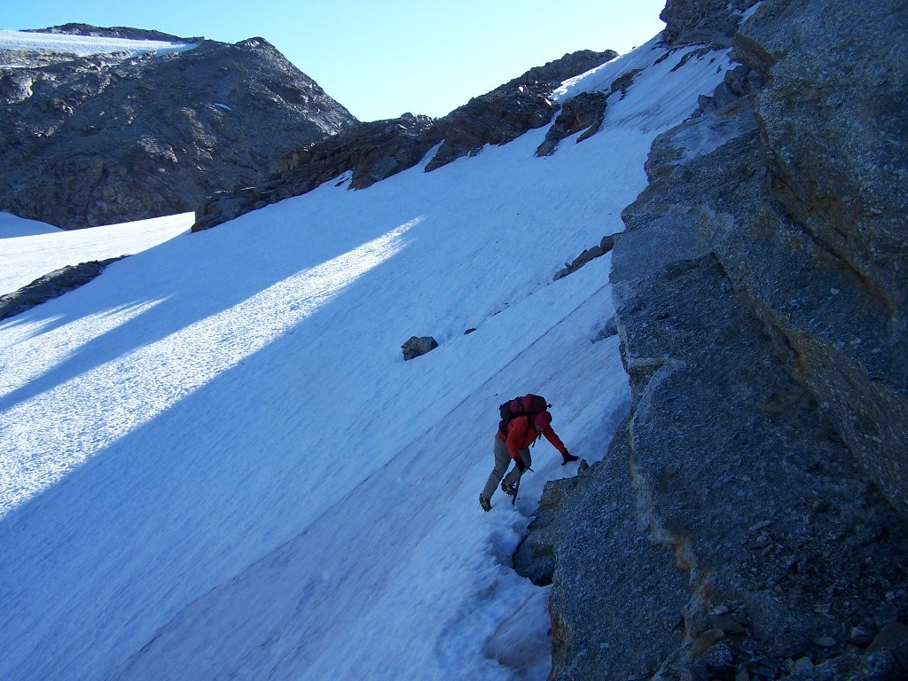 Pointe de Bonneval; Dans les bandes de neiges et les barres menant au col de la Piatou