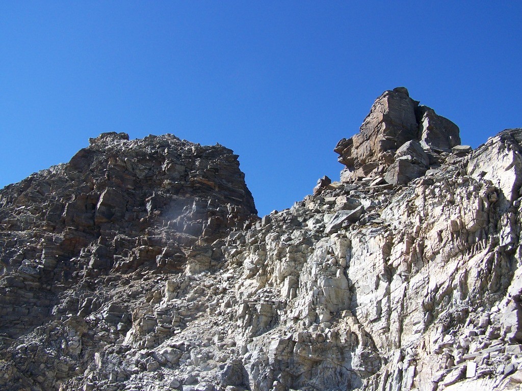 Pointe de Bonneval; arrivée à l'antécime dans de la caillasse pourrie
