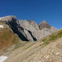 En arrivant à la Hourquette d'Ossoue par son versant E