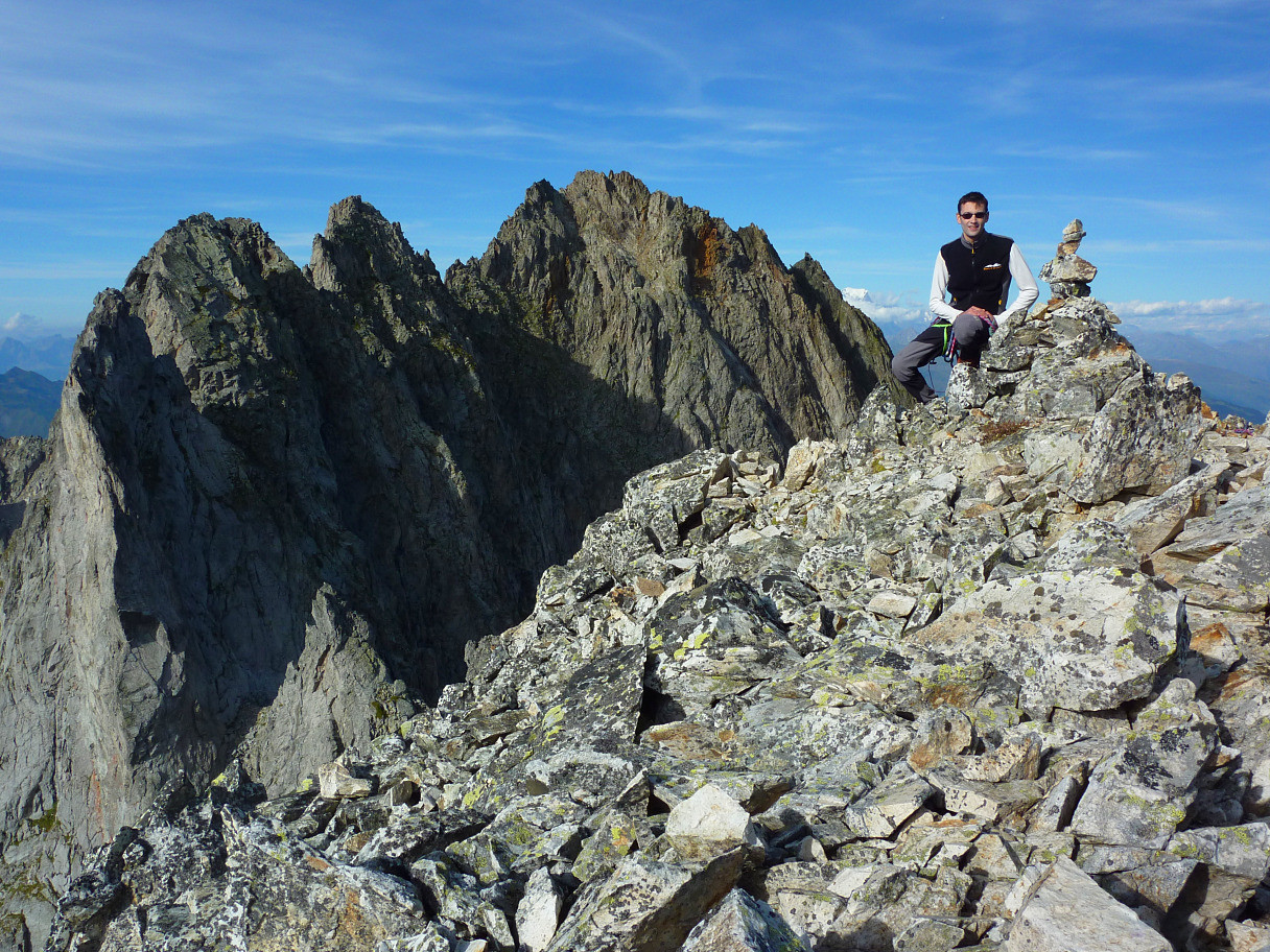 Le Mont Blanc tente vainement de ne pas figurer parmi tous ces cairns :-)