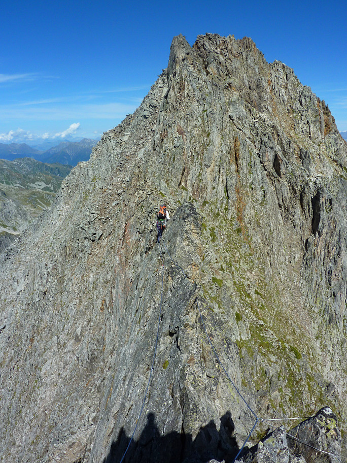 Descente de la 5ème dent, devant le sommet