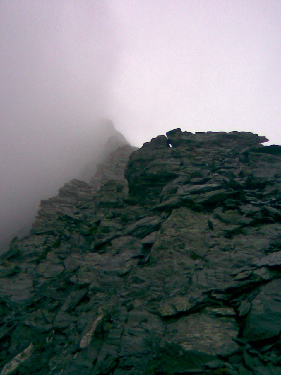 Col nuageux sous l'arête