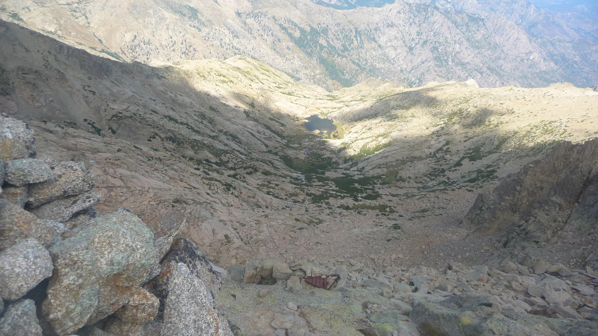 Depuis le sommet le lac d'Oriente côté voie normale