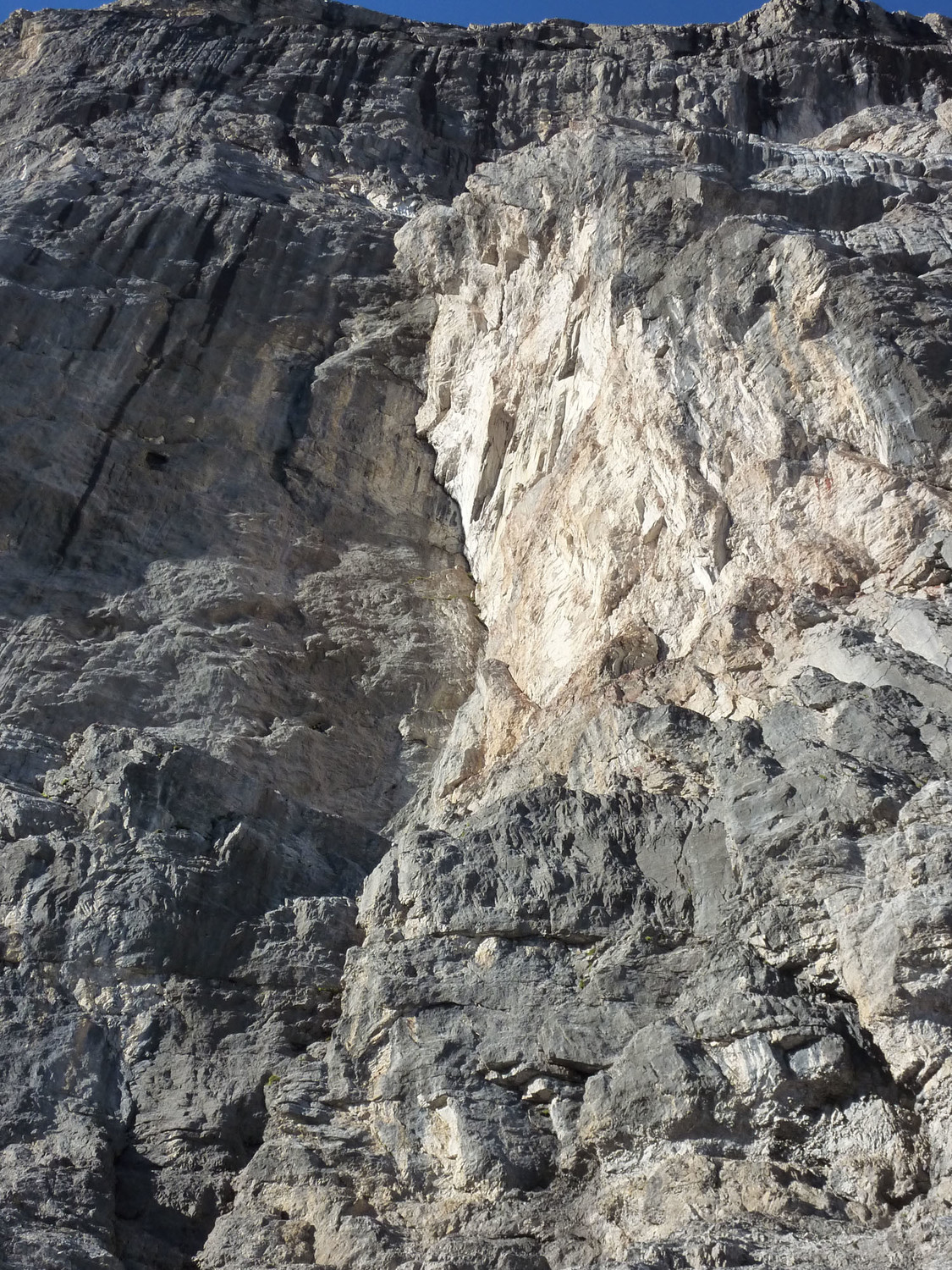 Tour du Marboré - classique face Nord (voie Ravier-Dufourmantelle) - Zoom sur le grand dièdre, la traversée à droite et la fissure en 6b