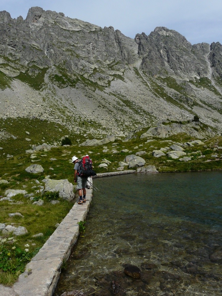 Sur la digue du lac Cap deth Port.