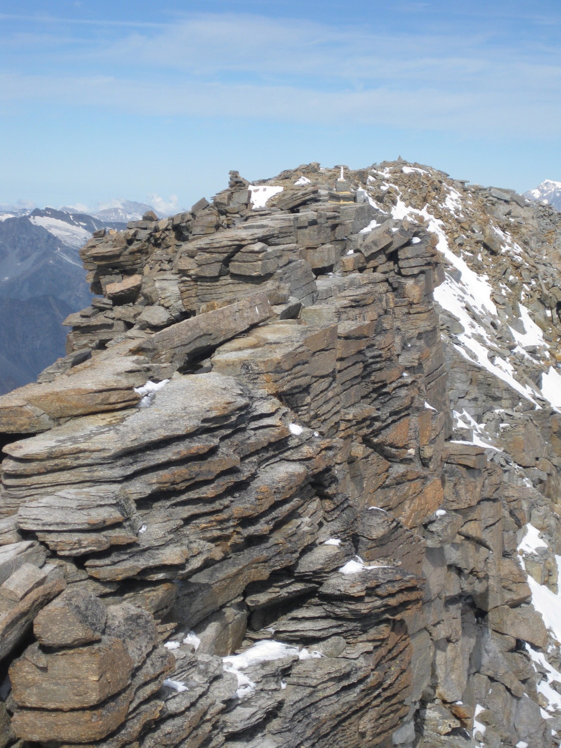 VUe sur l'arête du vrai sommet et de sa Petite Madone
