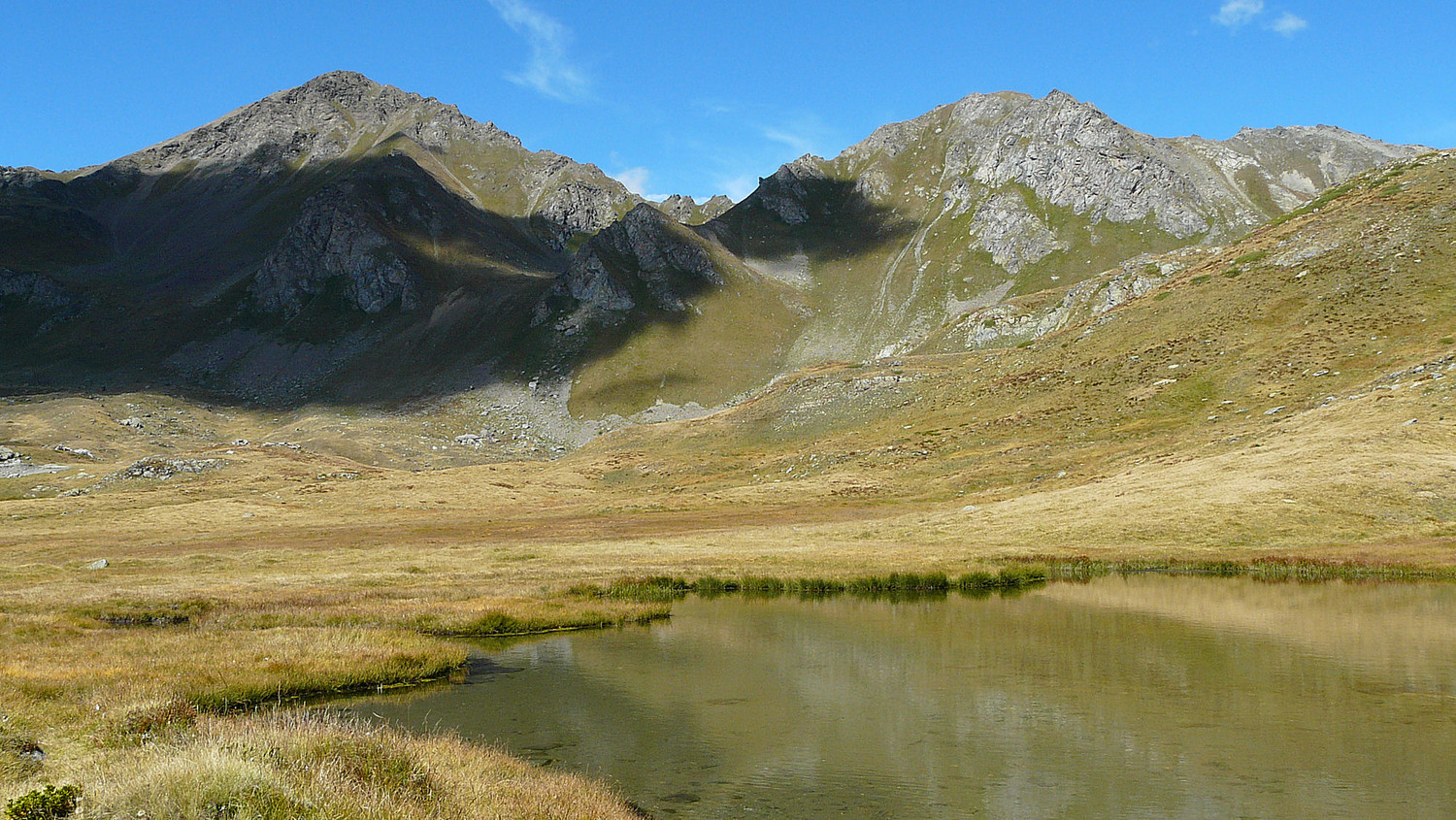 Le lac des Grenouilles avec le mont Rouge et le mont de Vertosan en arrière plan (Vallée d'Aoste)