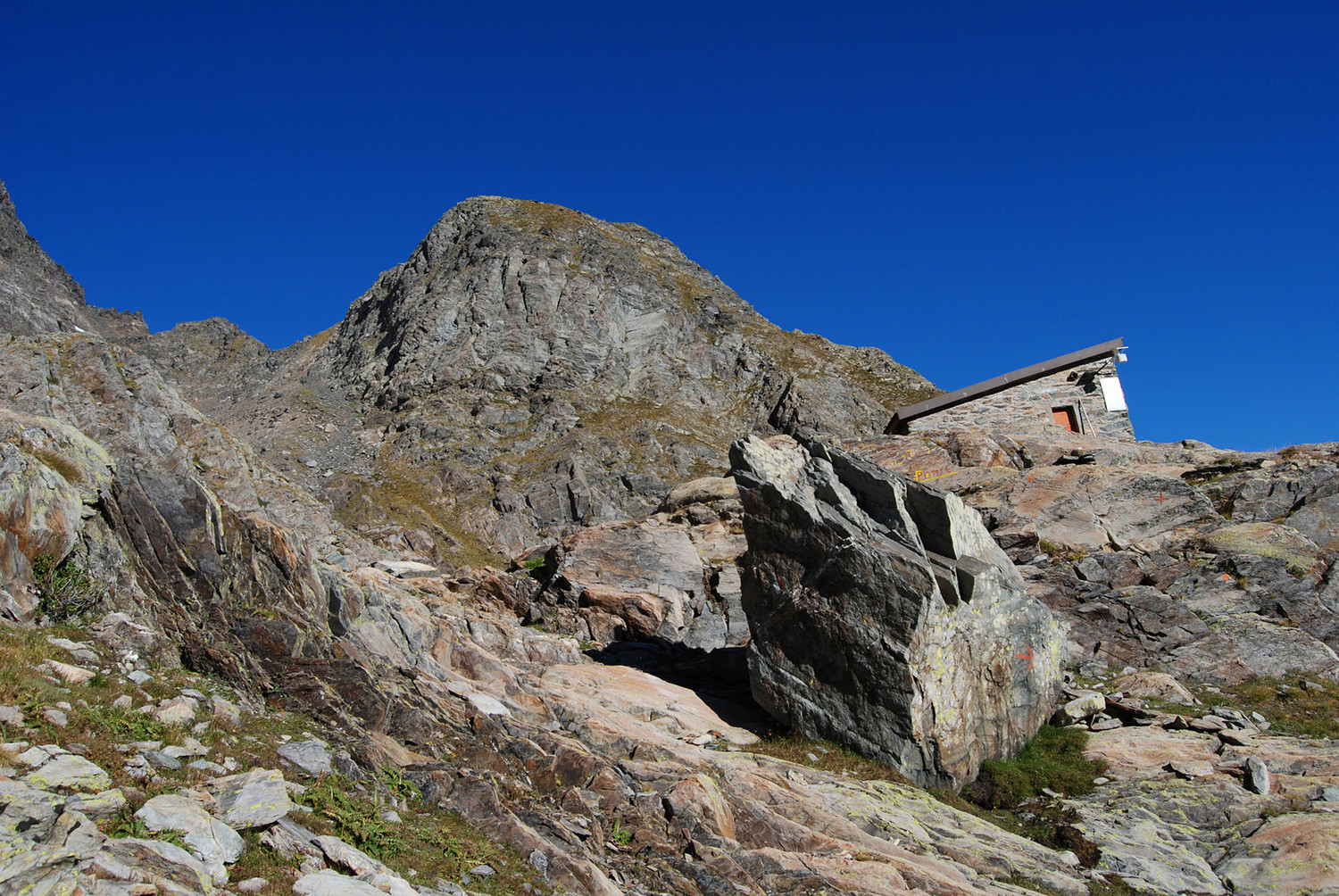 Il bivacco Alfredo Corti 2509 m con la quota 2674 m.
