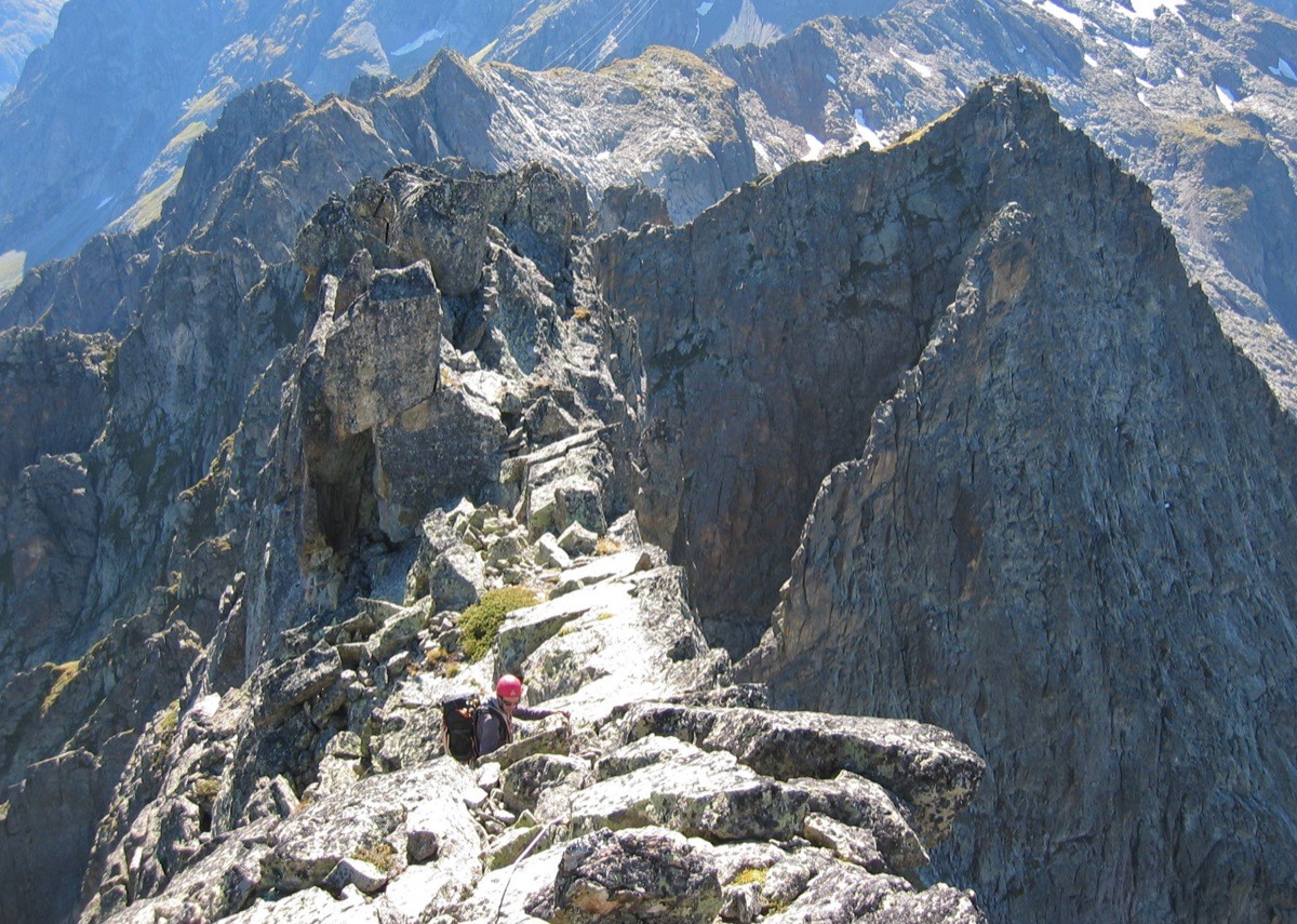 Vers la crête de coq de la Pointe Vouilloz. Derrière l'arête de montée à l'Ifala