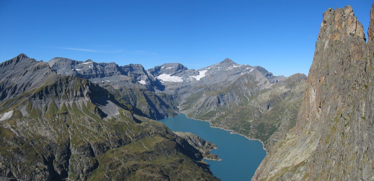 Lac d'Emosson dominé par le Grand Perron
