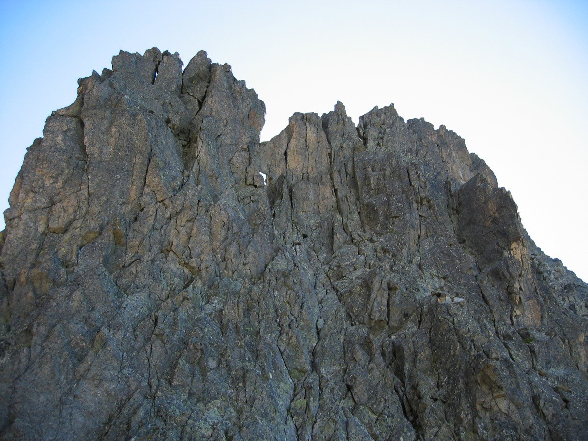 Accès à l'arête de l'Ifala. On sort sur l'arête à la petite brèche à droite du trou.