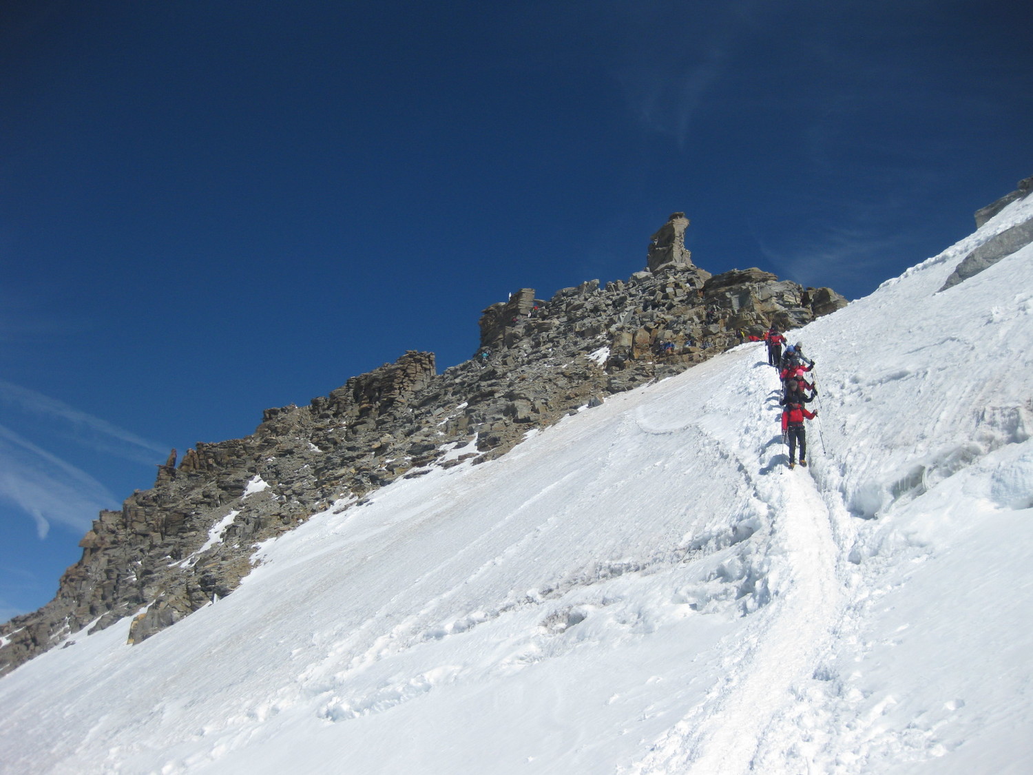 Vue sur l'arête sommitale du Grand Paradis et ses deux sommets