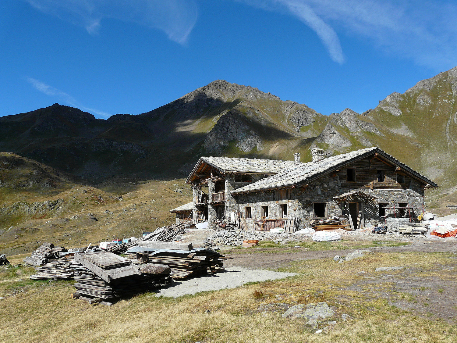 Le refuge en construction, mont Rosso à l'arrière