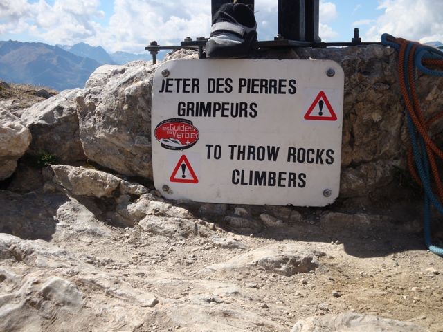 Curieuse indication au sommet...