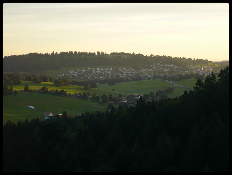 Au petit matin, la vue sur Saignelégier depuis la cabane des sommêtres...