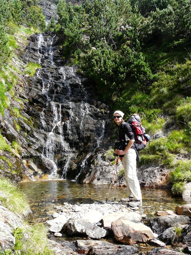 Piscine au pied d'une cascade