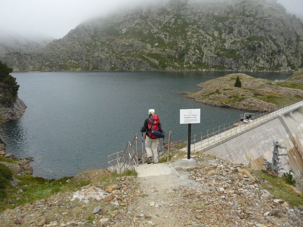 Sur le barrage de l'étang Romedo de Baix