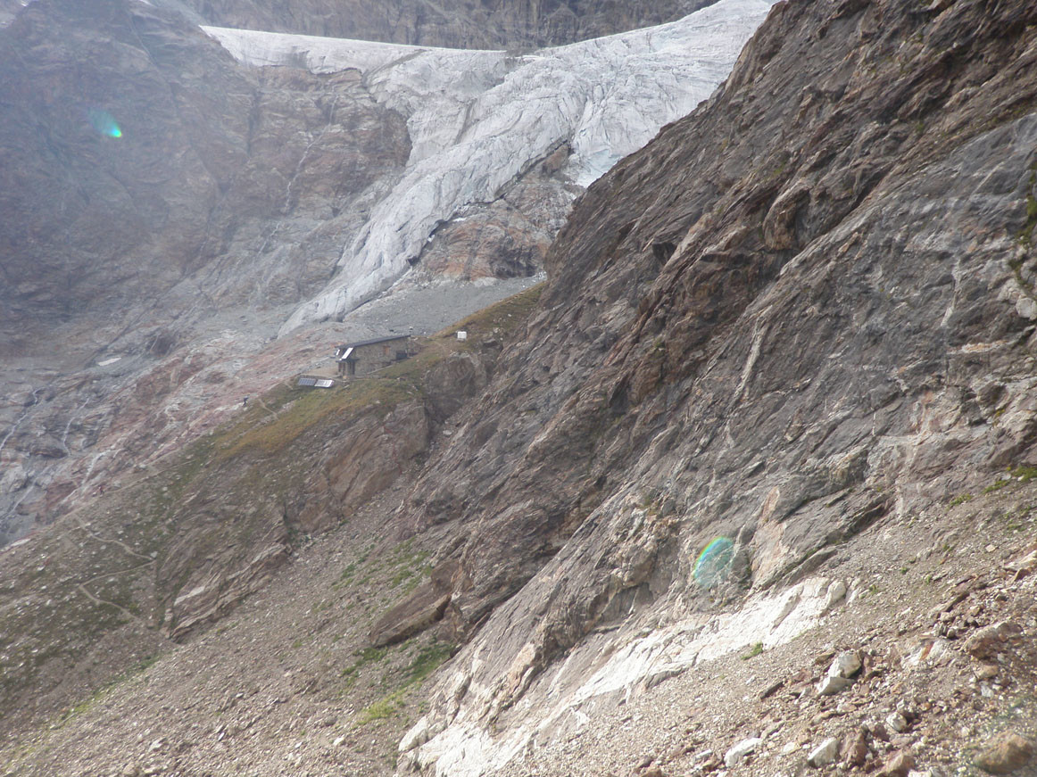 refuge et sa petie remontée sous le haut glacier de tsa de tsan