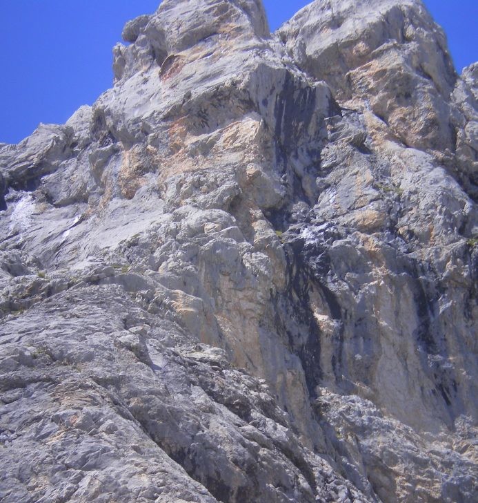 Pointe Blanche, Colombière, pilier Sud, voie "Carnaval du Doute"