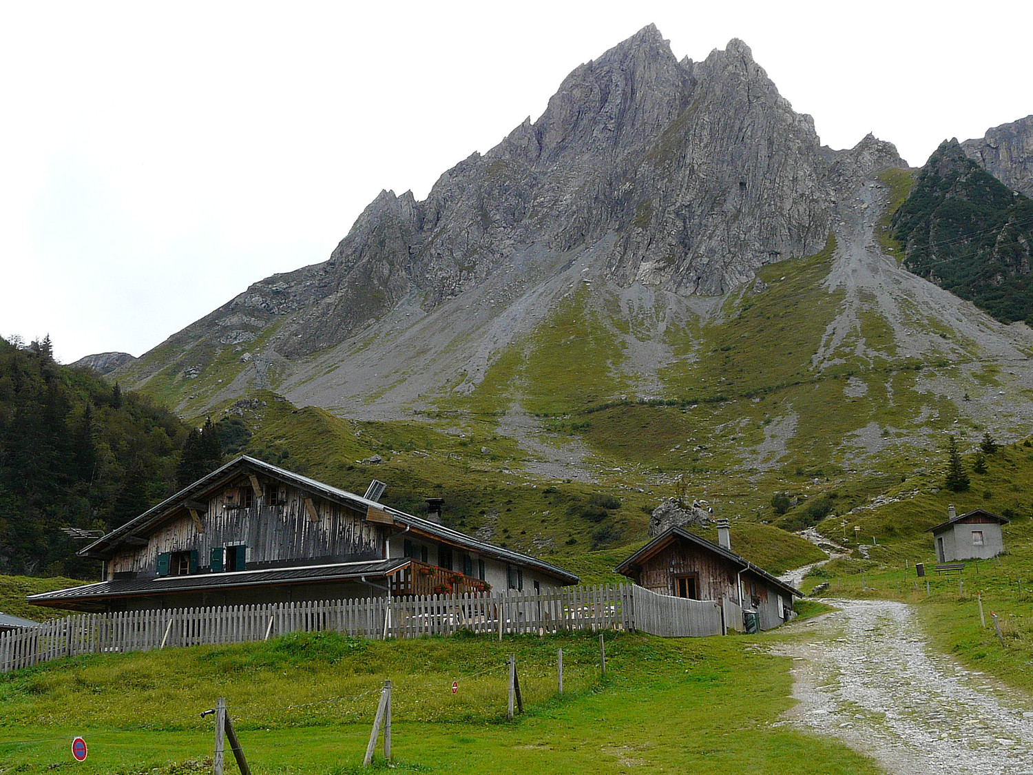 Refuge de la Balme et l'aiguille de la Pennaz