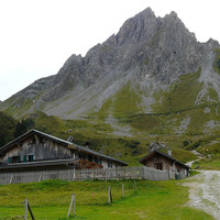 Refuge de la Balme et l'aiguille de la Pennaz 