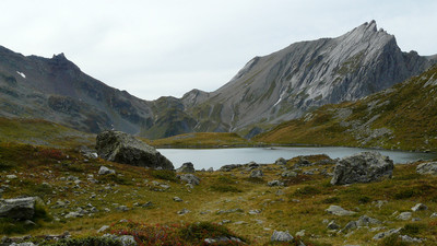 Lac Jovet, le col du Bonhomme en fond, l'aiguille de la Pennaz à droite Lac Jovet, le col du Bonhomme en fond, l'aiguille de la Pennaz à droite