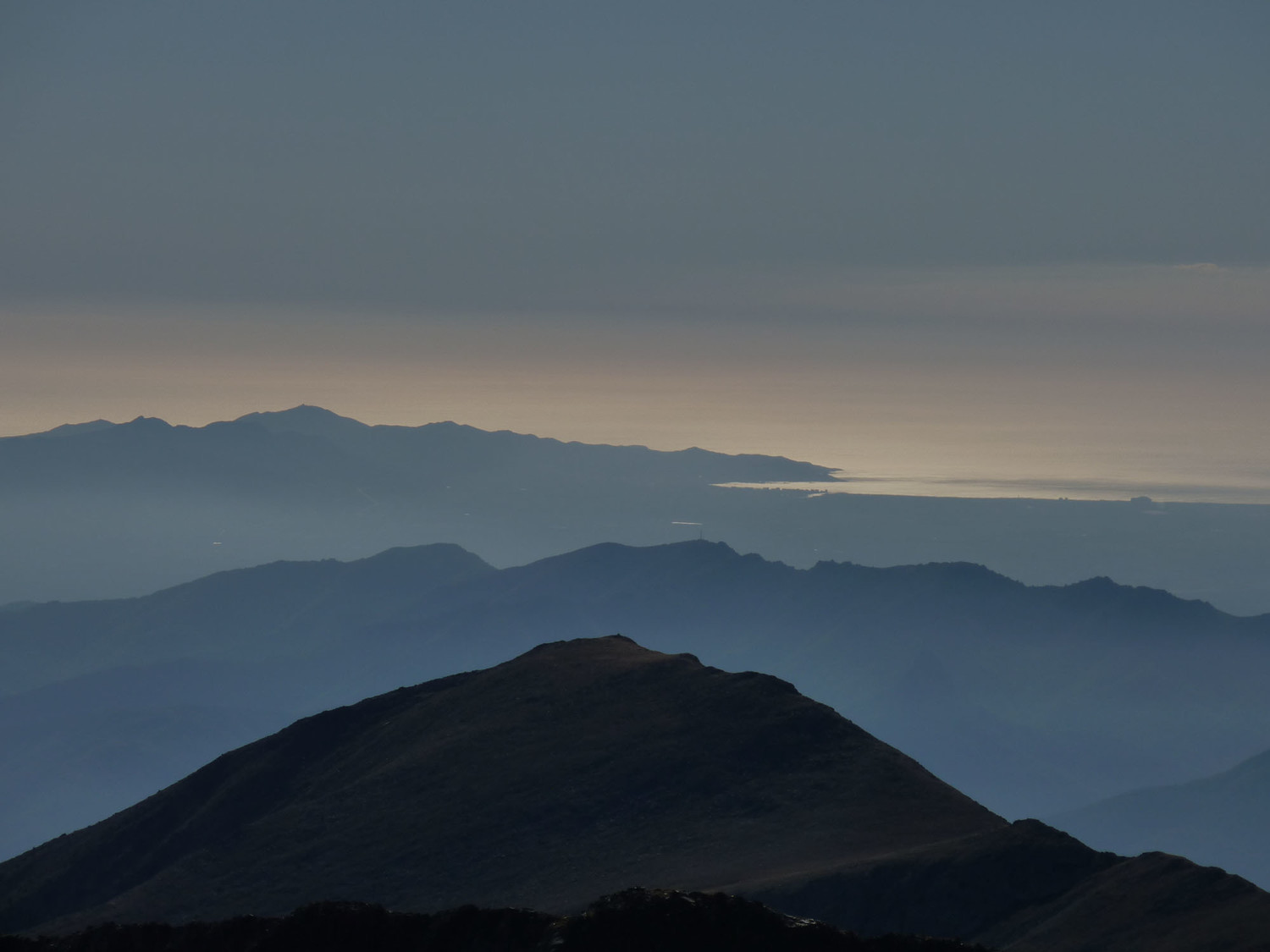 Depuis le Canigou, effet d'ombres chinoises en direction du Perthus