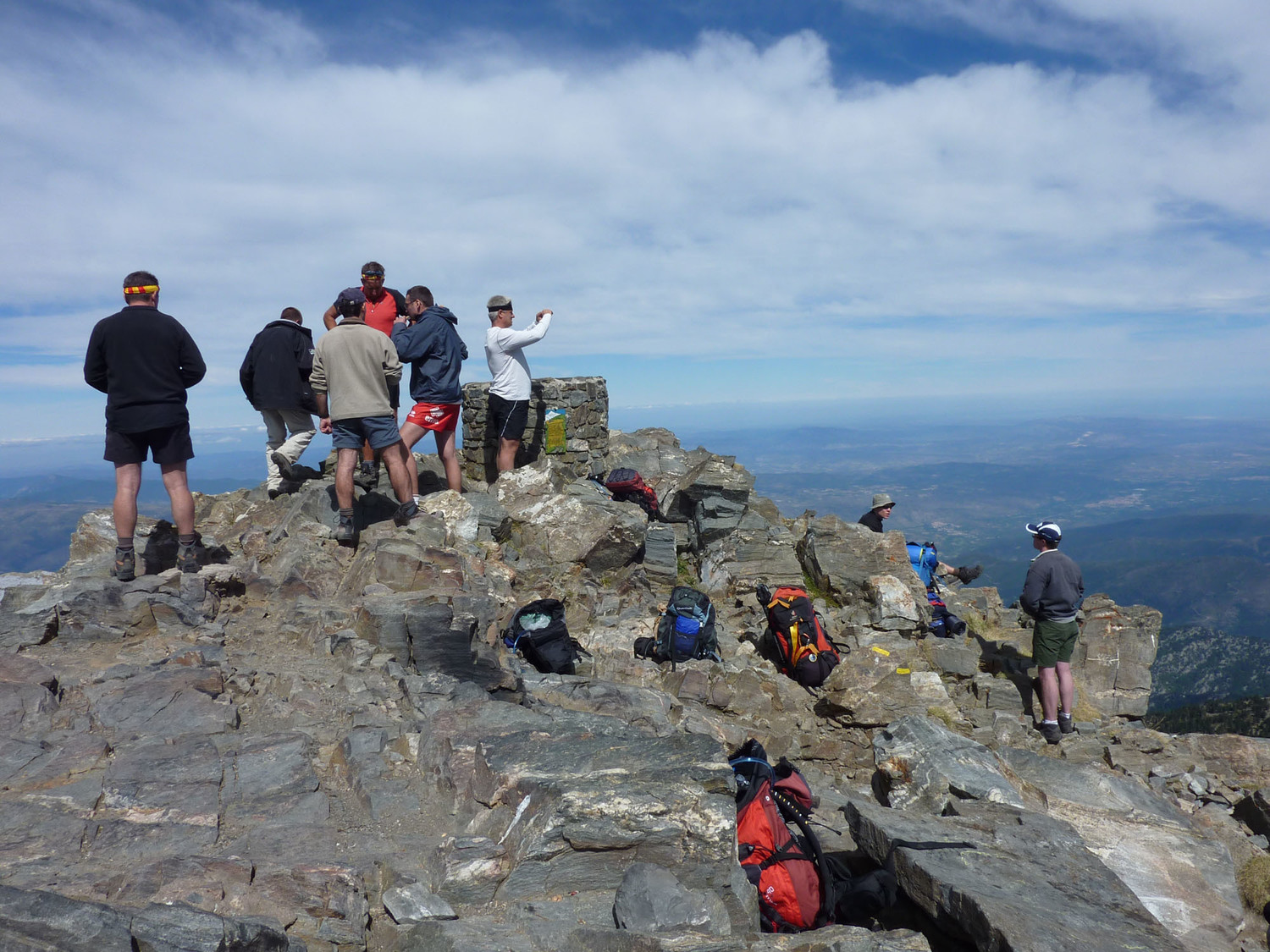 Second passage au sommet du Canigou et étrangement, à 14h c'est plus populeux !