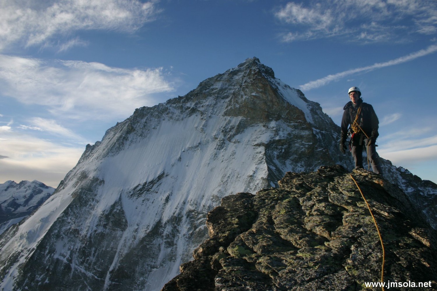 le dent blanche nous observe